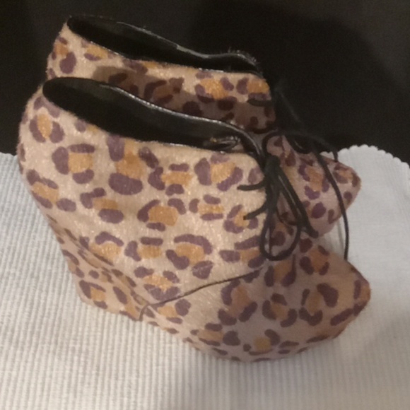 Womens lace up Leopard Booties - Picture 2 of 10